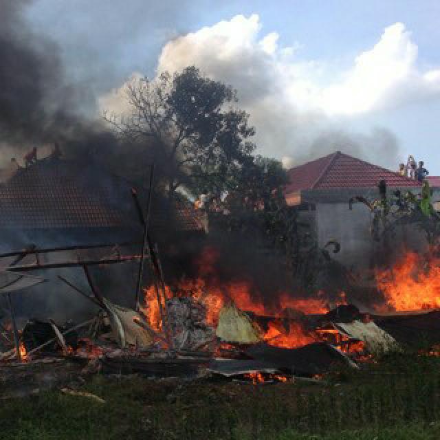 Lima Unit Petak Rumah Belakang Kantor Pos Pangkalan Kerinci Dilalap Jago Merah