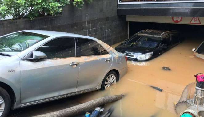 Ini Tips Jitu Hilangkan Bau Mobil yang Terendam Banjir