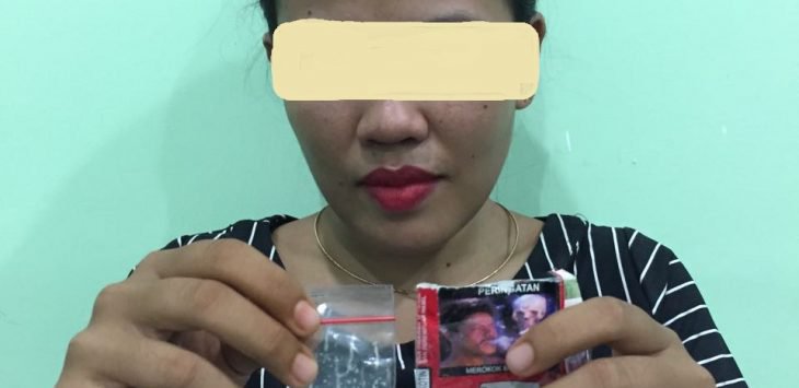 Kakak Ini Diciduk Petugas Satres Narkoba dari Teras Rumahnya