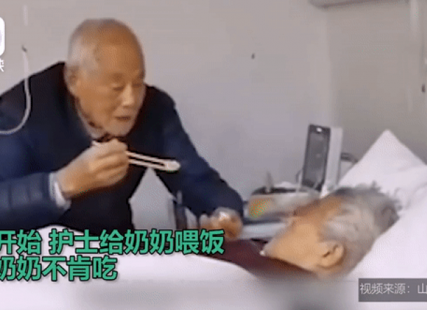 Sama-sama Kena Virus Corona, Video Kakek Suapi Istrinya Ini Bikin Netizen Menangis