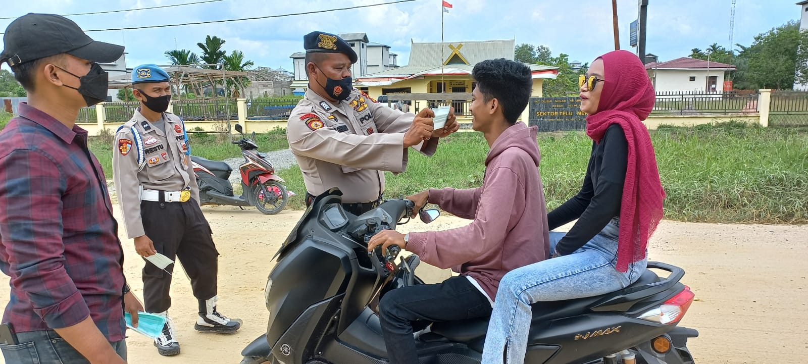 Polisi Bagikan Masker Gratis di Depan Mapolsek Teluk Meranti Pelalawan
