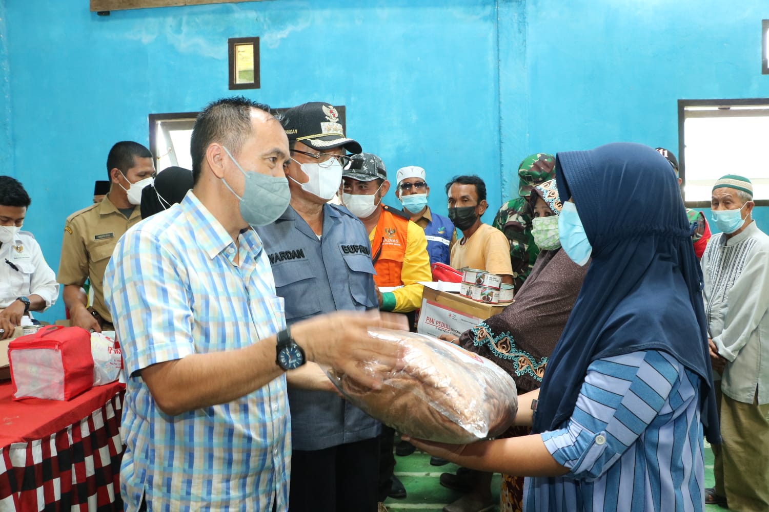 Kasih Bantuan Korban Longsor di Tanjung Baru, Ketua DPRD Beri Semangat: Akan Allah Ganti