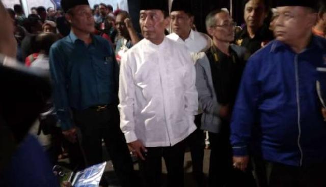 Kesal dengan Ajudannya, Wiranto Pulang Naik Taksi dan Nyeker