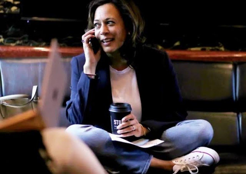 Akan Segera Dilantik, Begini Gaya Wapres AS Kamala Harris dengan Sneaker
