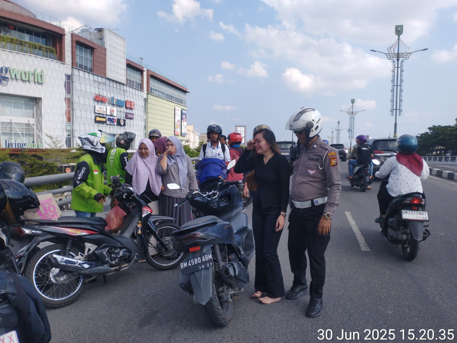 Dua Polantas Selamatkan Perempuan dari Upaya Bunuh Diri di Fly Over Mal SKA Pekanbaru
