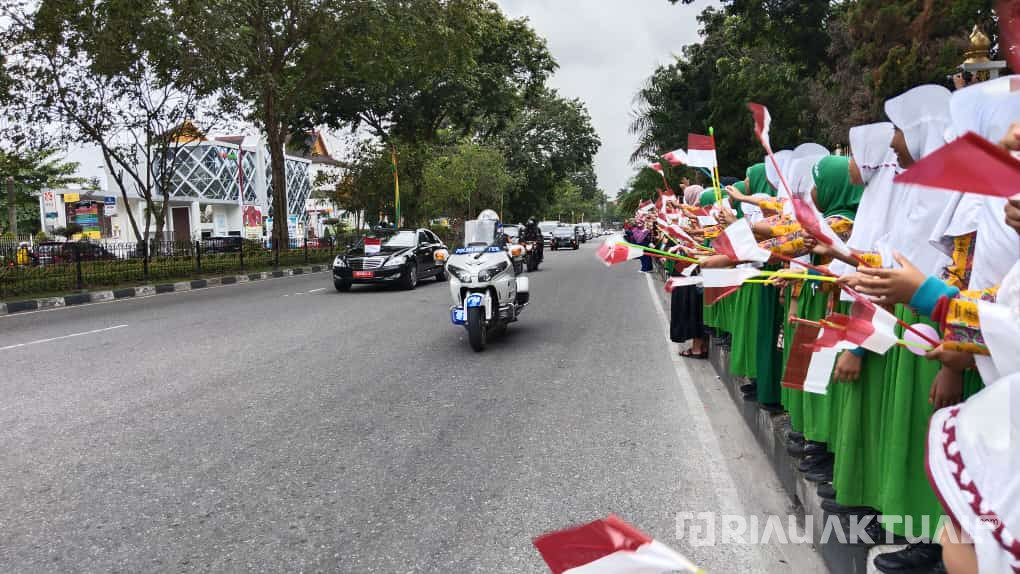 Ribuan Pelajar Sambut Jokowi di Pekanbaru, Disdik Klaim Belajar Mengajar Tetap Berlangsung
