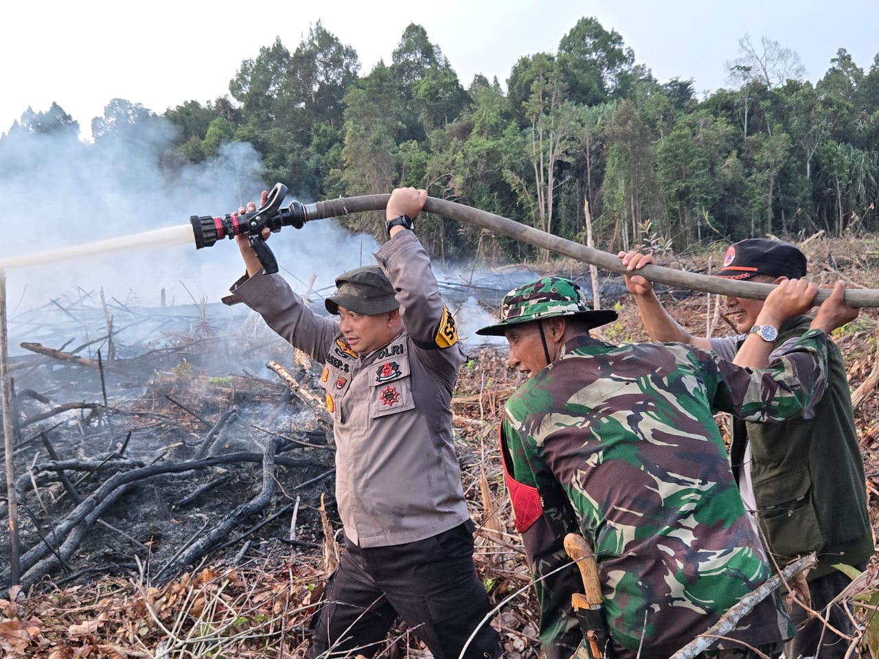 Kapolres Siak Pimpin Langsung Pemadaman Karhutla di Kampung Tasik Betung
