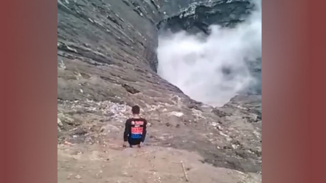 Video: Ponsel Jatuh, Pria Ini Nekat Masuk ke Kawah Bromo