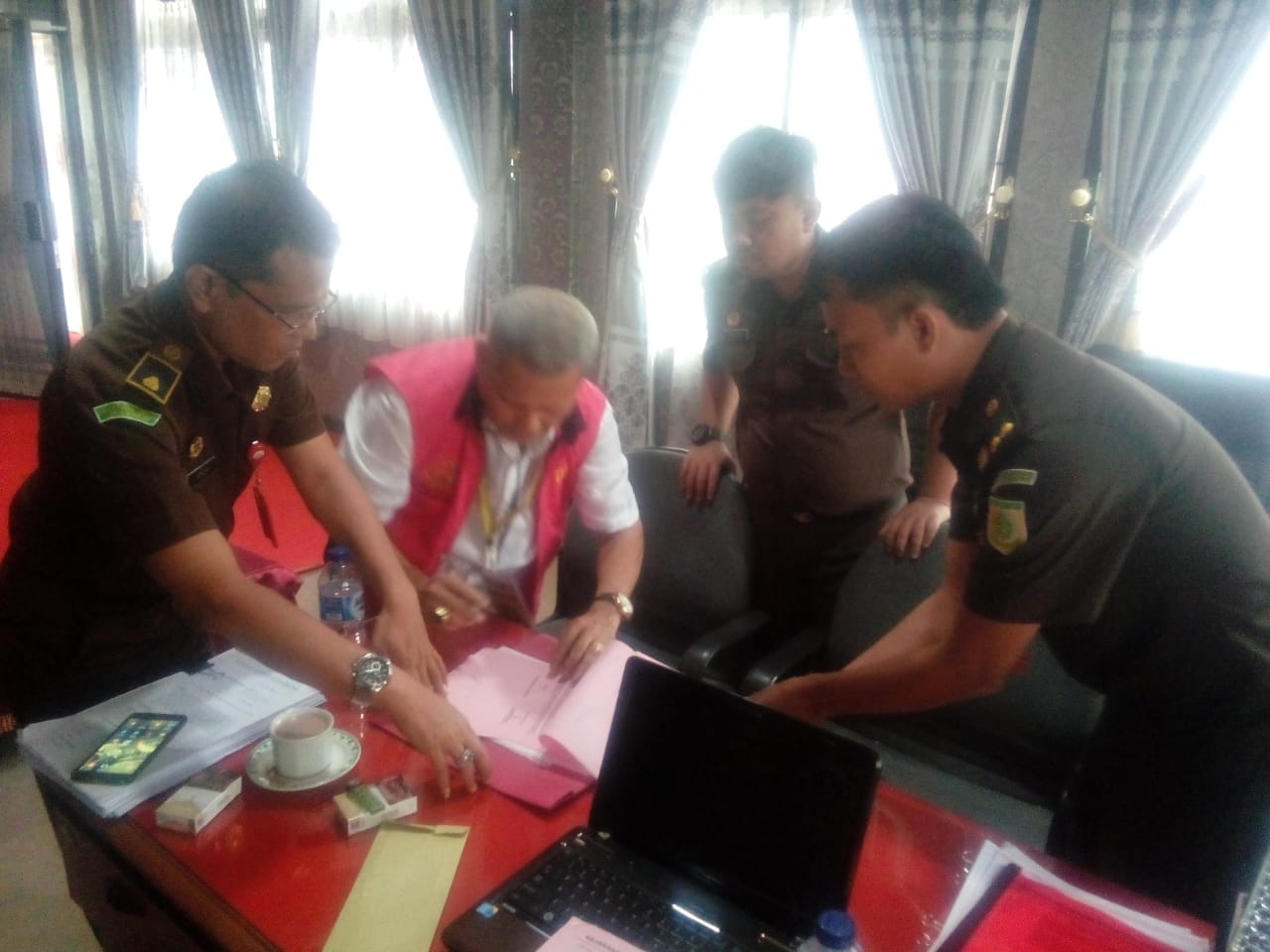 Mantan Sekda Kuansing dan Mantan Bendahara Umum Setda Resmi ditahan  