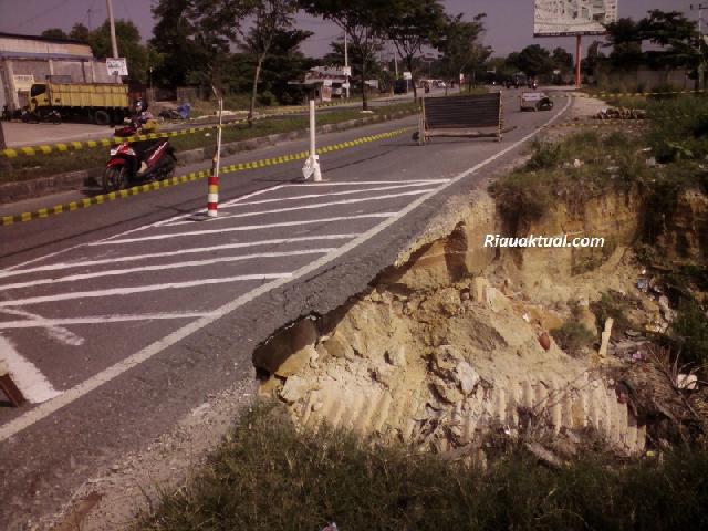 Dewan di Pekanbaru Minta Pemprov Riau Bantu Tangani Jalan Amblas di Soekarno-Hatta
