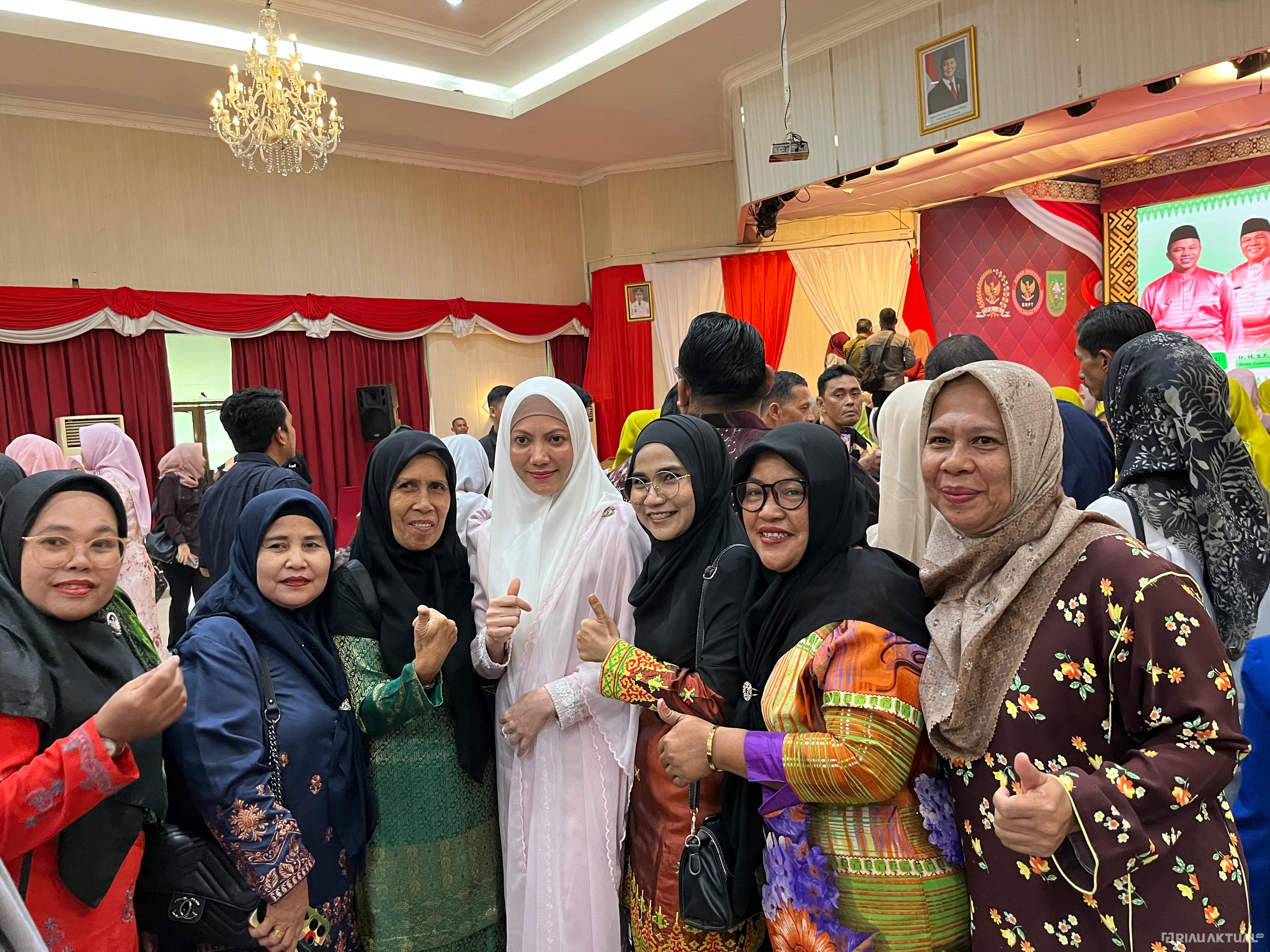 Usai Pengukuhan Pusdatin Puanri, Sulastri Agung Digandrungi untuk Berswafoto