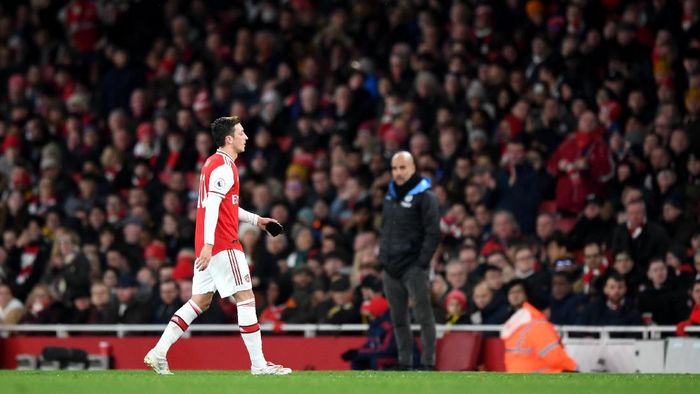 Oezil Bela Muslim Uighur, TV China Batal Siarkan Arsenal Vs City