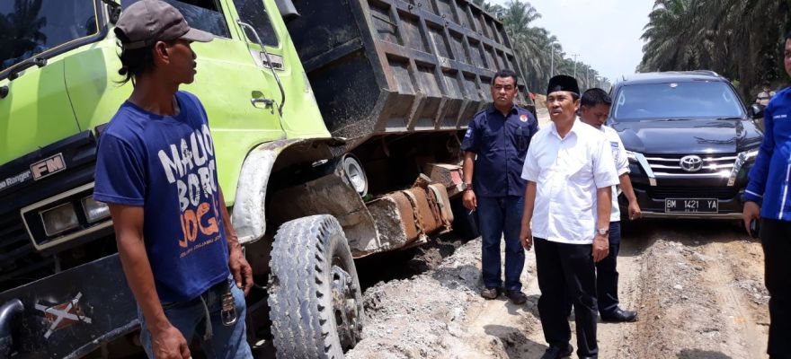 Lewati Jalan Lintas Provinsi di Rohul yang Rusak,  Syamsuar Rela Turun dari Mobil