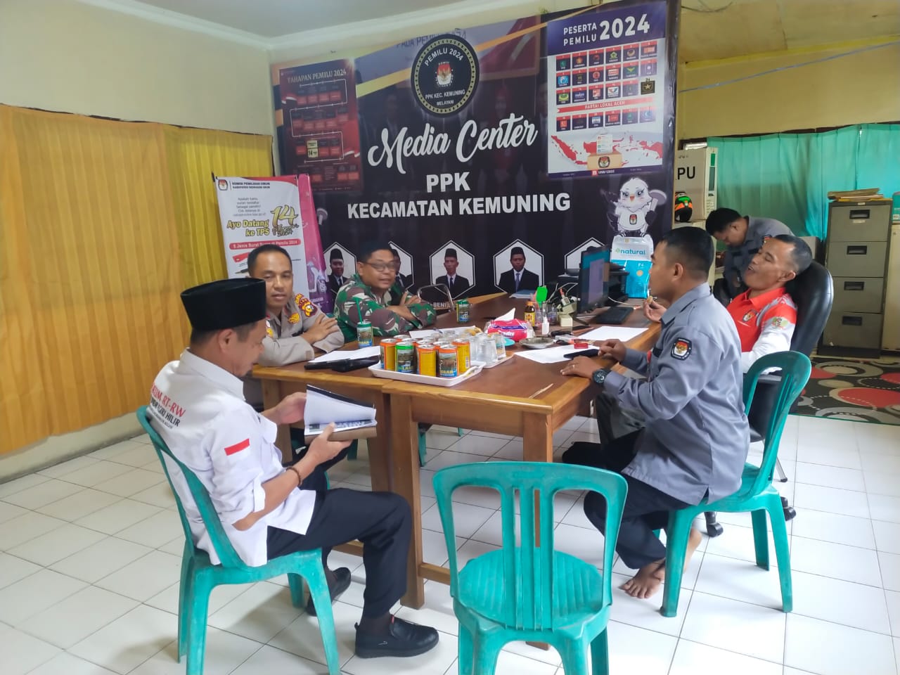 Kapolsek Kemuning dan Forkopimcam Sambangi Kantor PPK Jelang Pemilu 2024