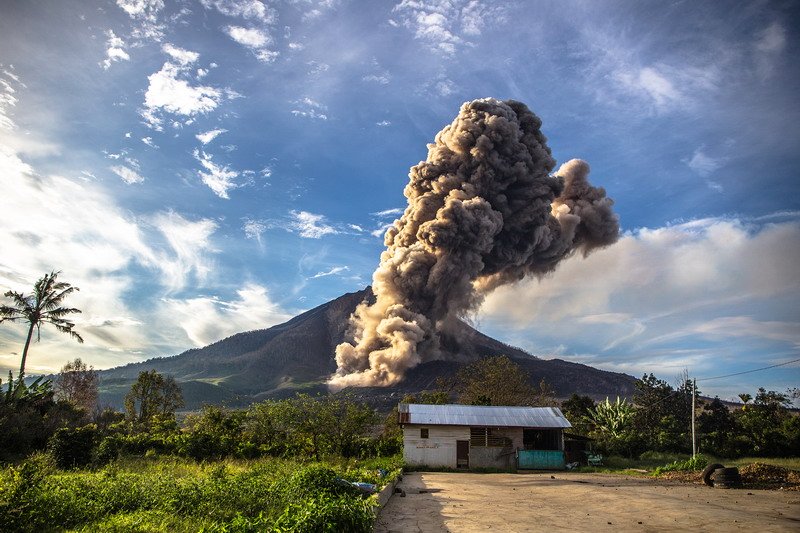 Astafirullah, Malam Ini Sinabung Dua Kali Erupsi, Timbulkan Gempa Vulkanik