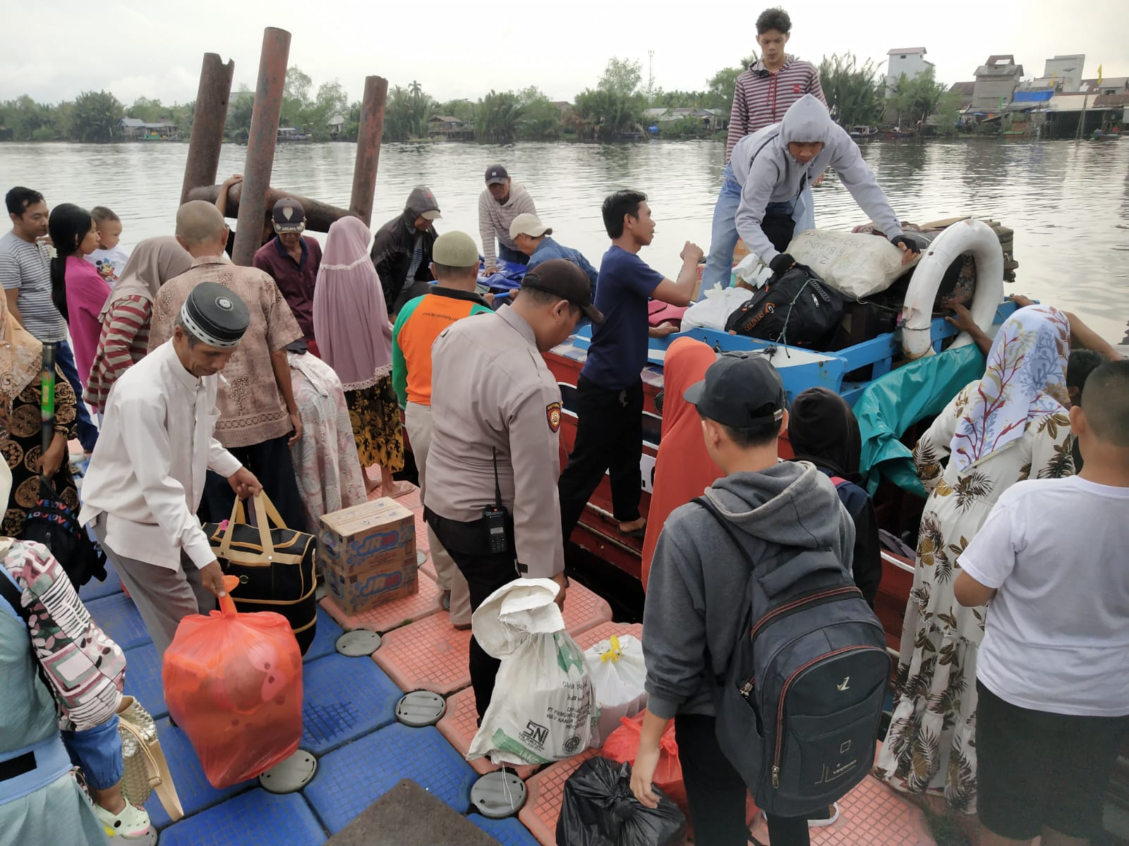Cooling System Pemilu 2024, Polsek Gaung Bantu Penumpang Angkat Barang di Pelabuhan Kuala Lahang