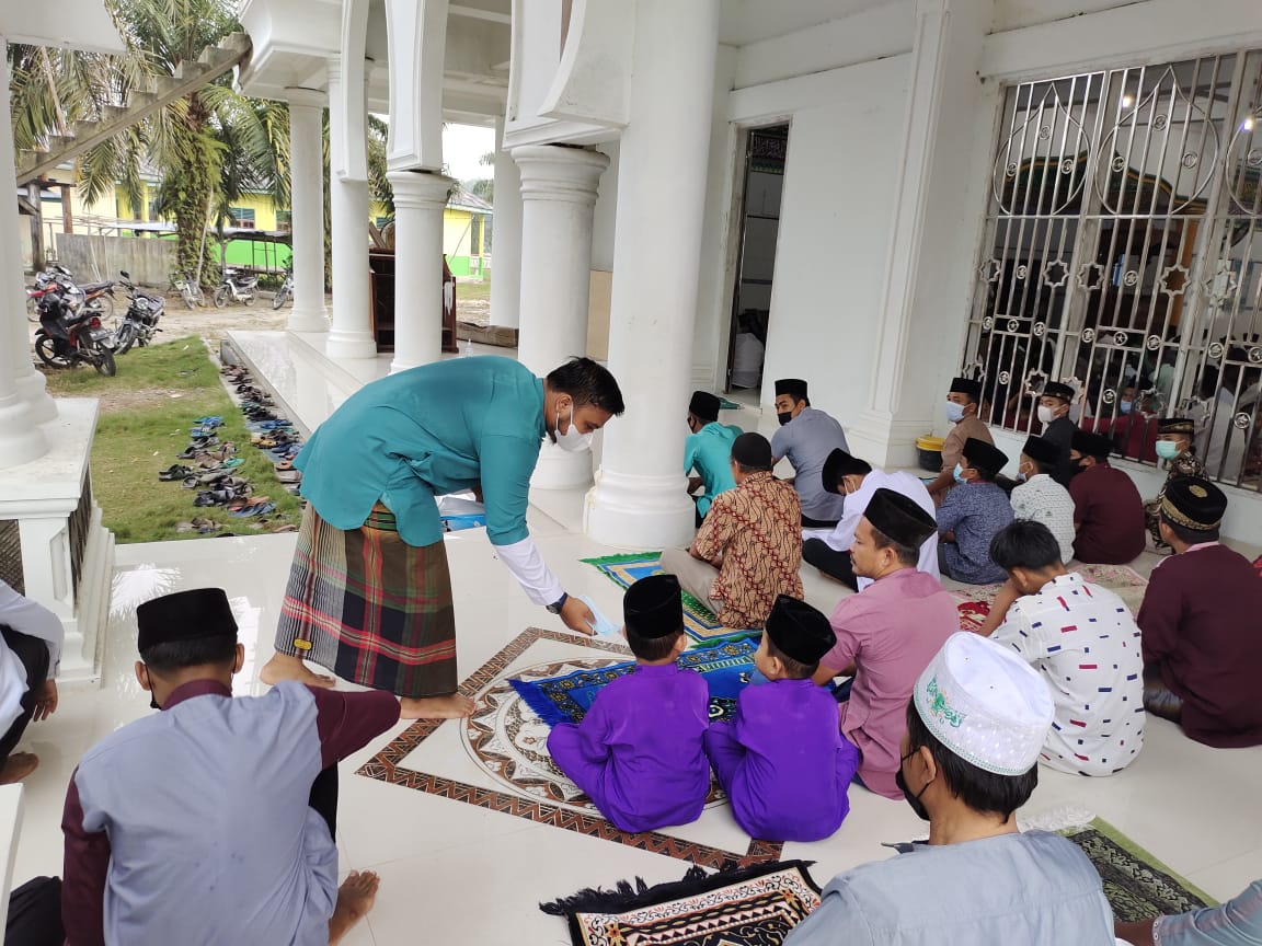 Mahasiswa Kukerta UNRI Bagikan Masker di Masjid Raya Baiturrahman di Desa Kuantan Sako