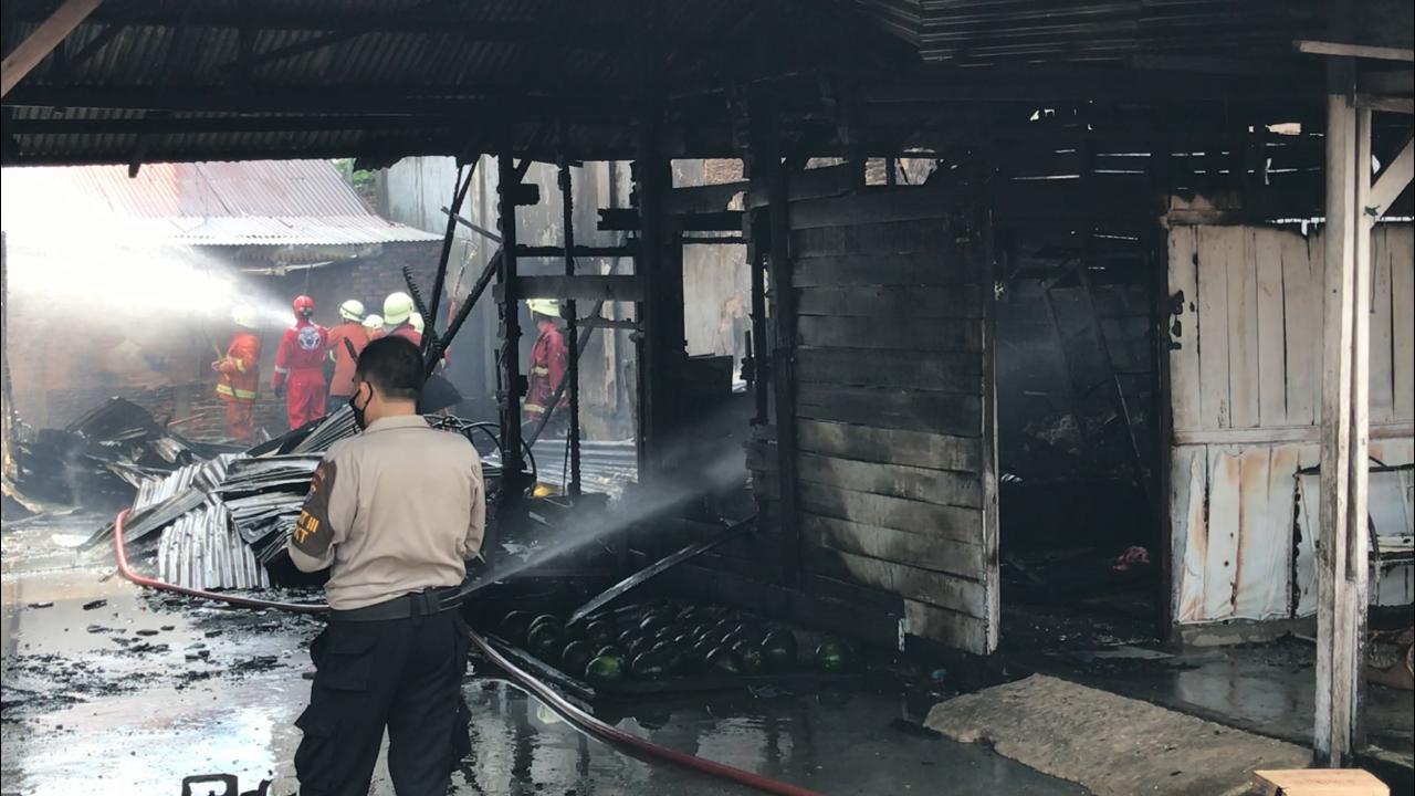 Satu Unit Rumah Usaha Penjual Buah Terbakar
