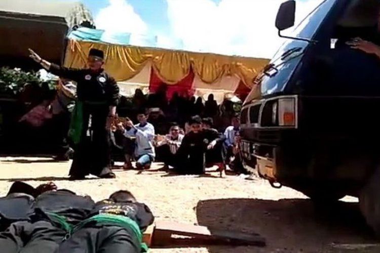 Atraksi Dilindas Mobil Berakhir Tragis, Seorang Santri Tewas