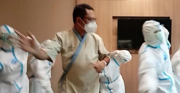 Hari Ketujuh Dirawat Covid, Obati Suntuk Di RS, Mantan Menperin Saleh Husin Joget Tiktok Bareng Perawat