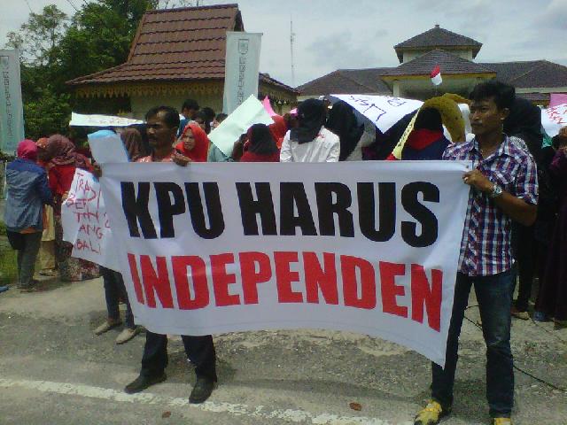 Sebelum Penetapan Pasangan Calon, KPU Pekanbaru di Demo