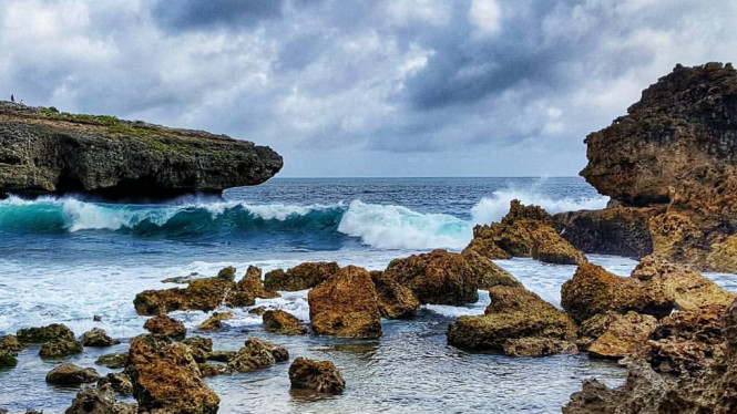 Pantai Watu Lepek, Surga Tersembunyi di Balik Bukit