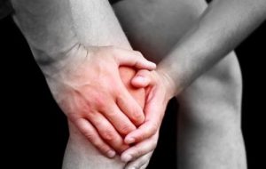 Ketahui Perbedaan Nyeri Sendi Akibat Asam Urat dan Rematik