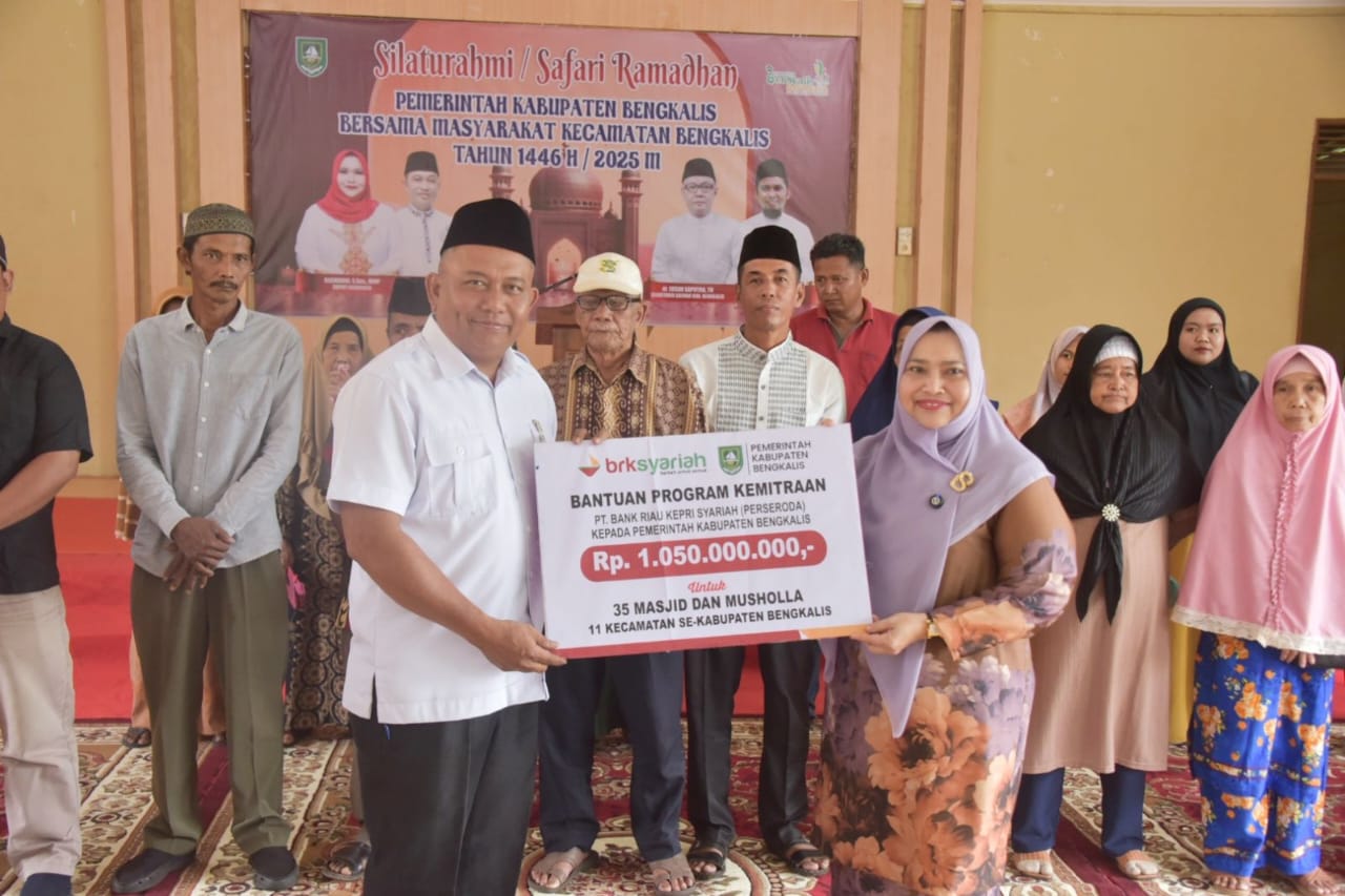 Safari Ramadhan Perdana, Bupati Bengkalis Serahkan Bantuan ke Masyarakat