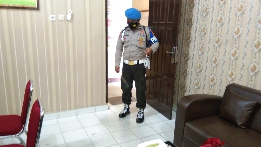 Anggota Polsek Bandar Sei Kijang Semprot Lingkungan Kantor Dengan Cairan Disinfektan