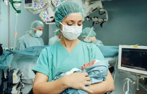 Melahirkan Operasi Caesar Bayi Cenderung Alami Kegemukan, Benarkah?
