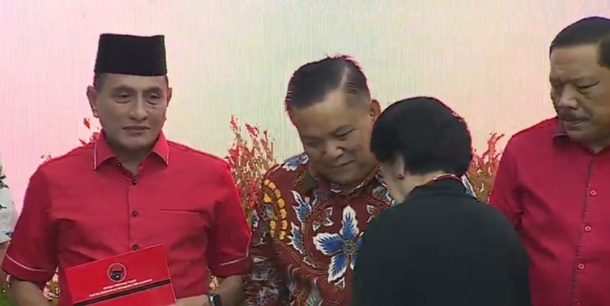 Resmi, Megawati Soekarnoputri Serahkan SK Pilgubri untuk Abdul Wahid-SF Hariyanto