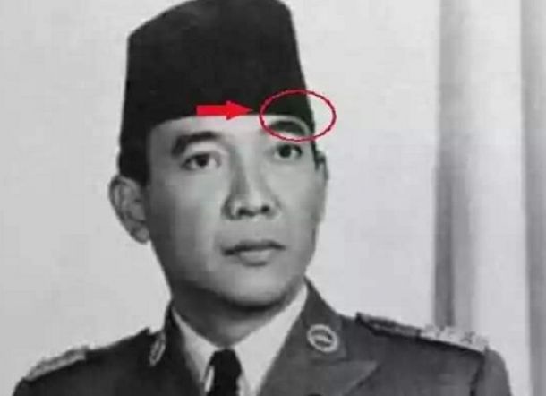 Nah Terungkap, Ini Alasan Bung Karno Selalu Miringkan Peci