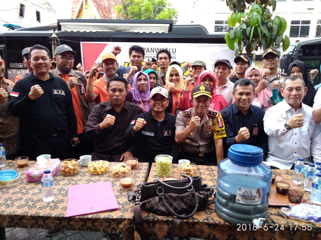 Kapolda Bersama Bawaslu Provinsi Riau Cek Warung Pengawasan