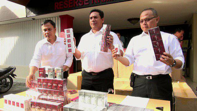 Polda Riau  Ungkap Pengiriman Rokok Ilegal Lewat Mobil Pengangkut Sepeda Motor