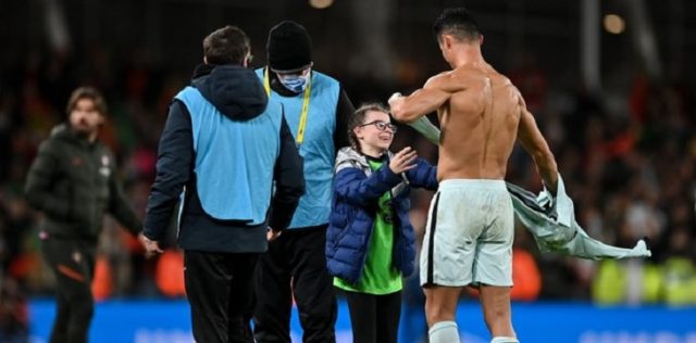 Bocah Irlandia Nekat Masuk Lapangan Demi Jersey Ronaldo