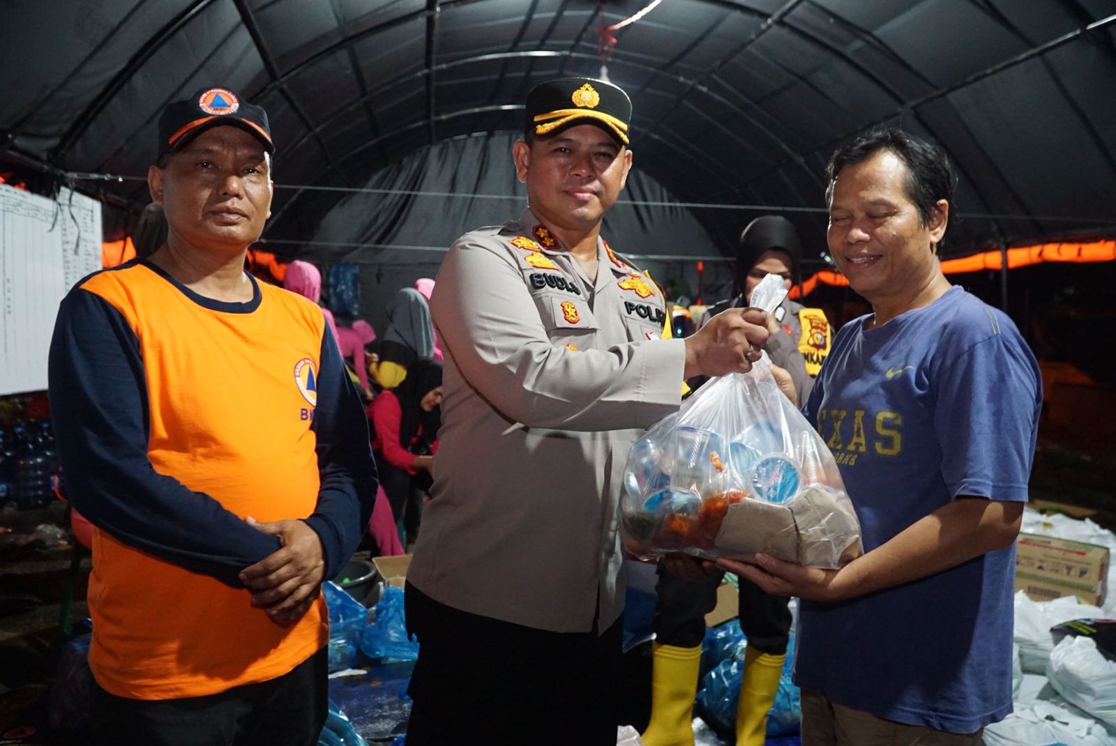 Sambil Sosialisasi Pemilu 2024, Kapolres Rokan Hulu Bagikan Ratusan Sembako ke Korban Banjir