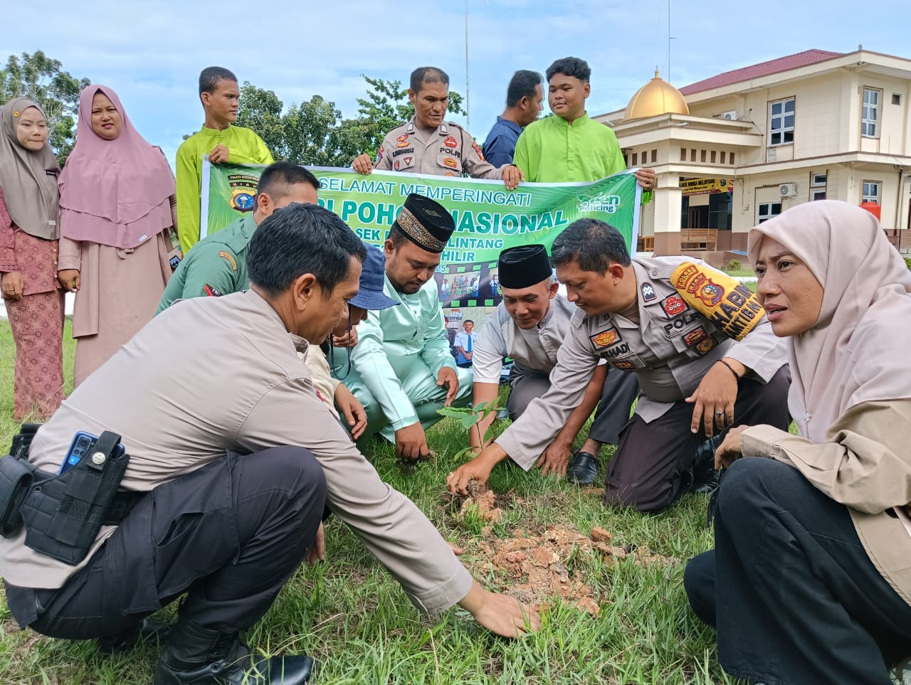 Hari Pohon, Polsek Rimba Melintang Tanam 50 Pohon Dukung Program 21.000 Pohon Kapolda Riau