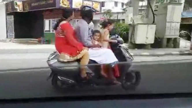 Bocah Lima Tahun Kendarai Motor dan Sambil Bonceng Orangtuanya