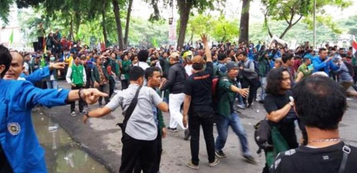Demo di Gedung DPRD Sumut, Massa Pro dan Kontra Jokowi Bentrok