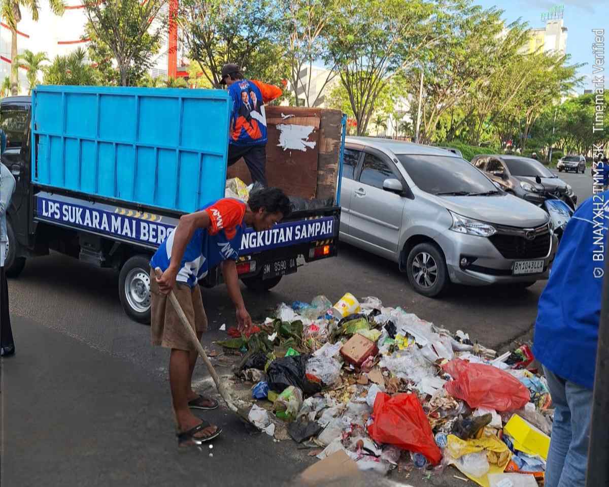 Kader Demokrat Pekanbaru Turun Ke-15 Kecamatan Bersihkan Sampah Pasca Pekerja PT. EPP Mogok