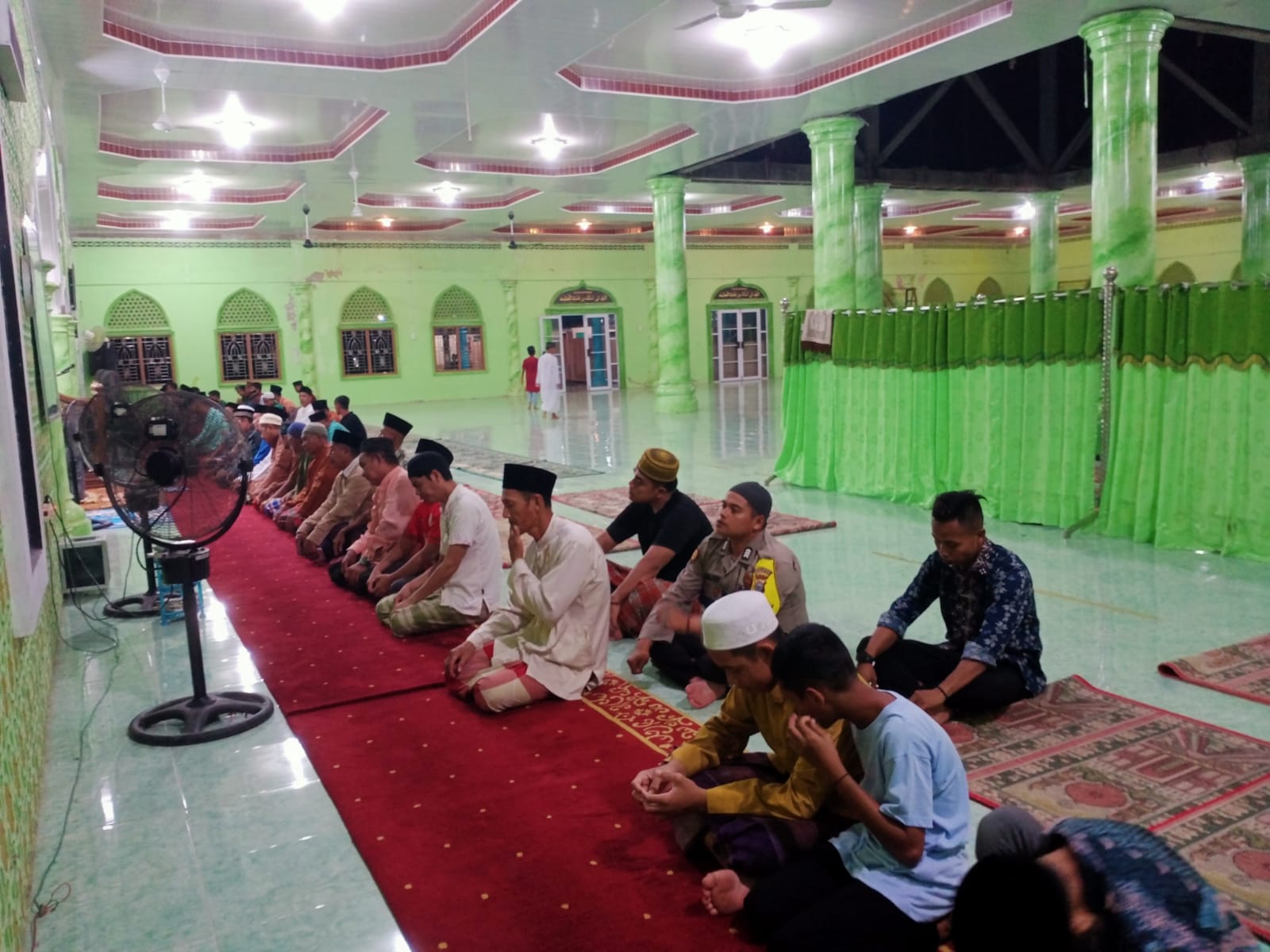 Polsek Gaung Salat Maghrib Berjamaah dan Sosialisasi Pemilu Damai 2024 di Masjid Baiturrahman