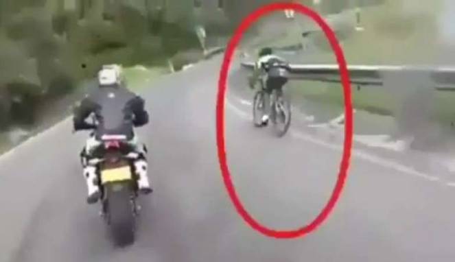 Disalip Sepeda saat Menikung, Biker Moge Baper