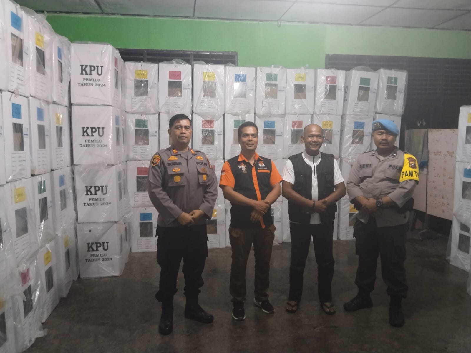 Polsek Pangean Kawal Pergeseran Logistik Pemilu 2024 dari PPS ke PPK Kecamatan Pangean
