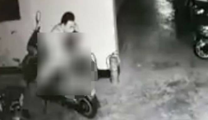 Kamera CCTV Rekam Kelakuan Bejat Pria Ini Kepada Motor