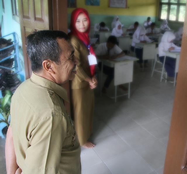 Bupati Tinjau Pelaksaan UN di SMPN 2 Siak
