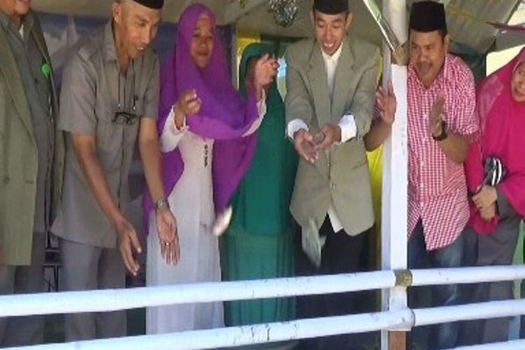Dengan Mahar 2 Ekor Ikan, Pasangan Kekasih Resmi Mengikat Janji Setia di Atas Gazebo