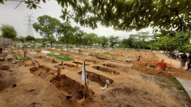 Puluhan Makam di TPU Payung Sekaki Pekanbaru Amblas