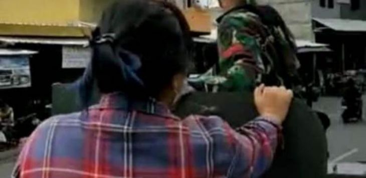 Ada Wanita Pakai Baju Kotak-kotak Ikut Penertiban Baliho HRS, Kapendam Jaya: Itu Jurnalis