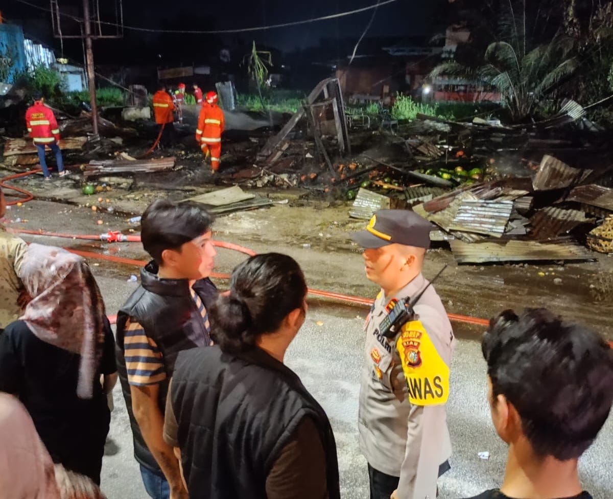 Malam Iduladha, 13 Kios Buah di Pasar Dumai Ludes Dilahap Sijago Merah