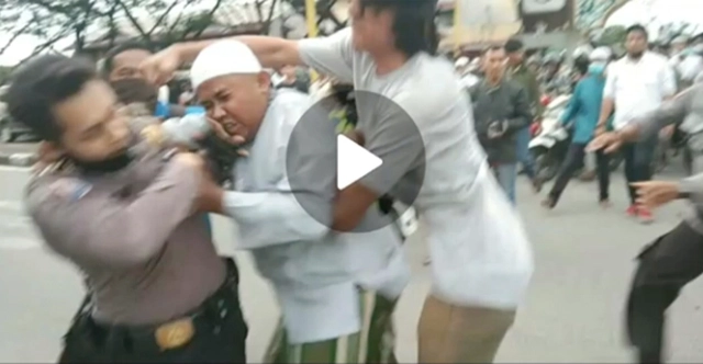Detik-detik Pemuda Gondrong Pukul Polisi Saat Aksi 1812